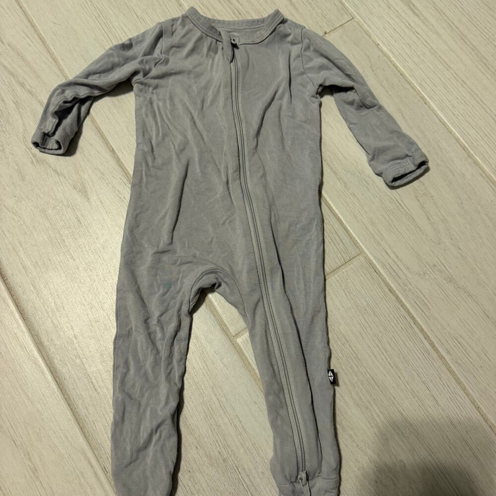 Kyte Baby Bamboo Zipper Footie Pajamas Gray 3-6 Months One Piece Sleeper